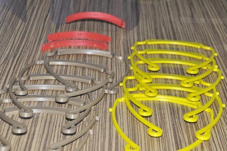 Şuhut’taki öğretmenler sağlık çalışanları için siper maske üretiyor G3