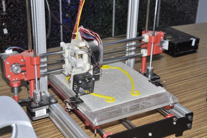 Şuhut’taki öğretmenler sağlık çalışanları için siper maske üretiyor G4