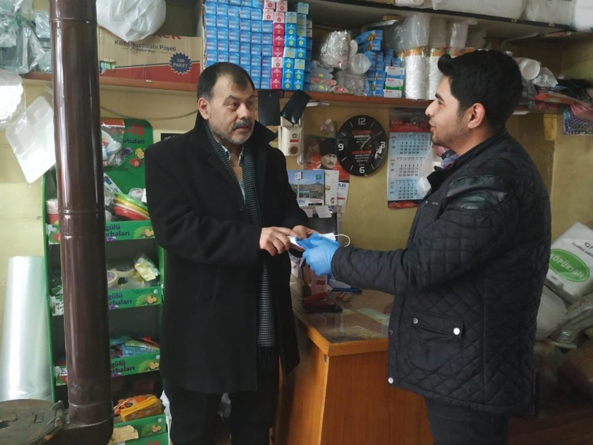 İskilip MYO &ouml;ğrencileri maske ve eldiven dağıttı