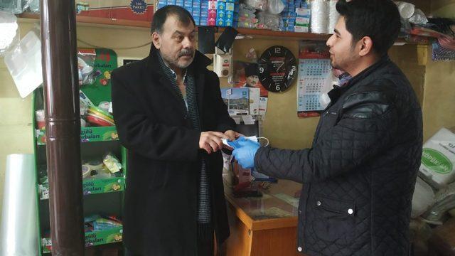 İskilip MYO öğrencileri maske ve eldiven dağıttı