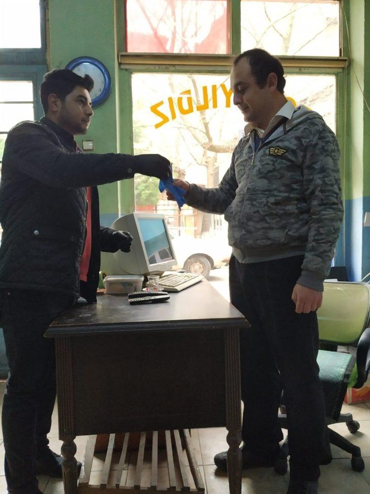 İskilip MYO öğrencileri maske ve eldiven dağıttı G3