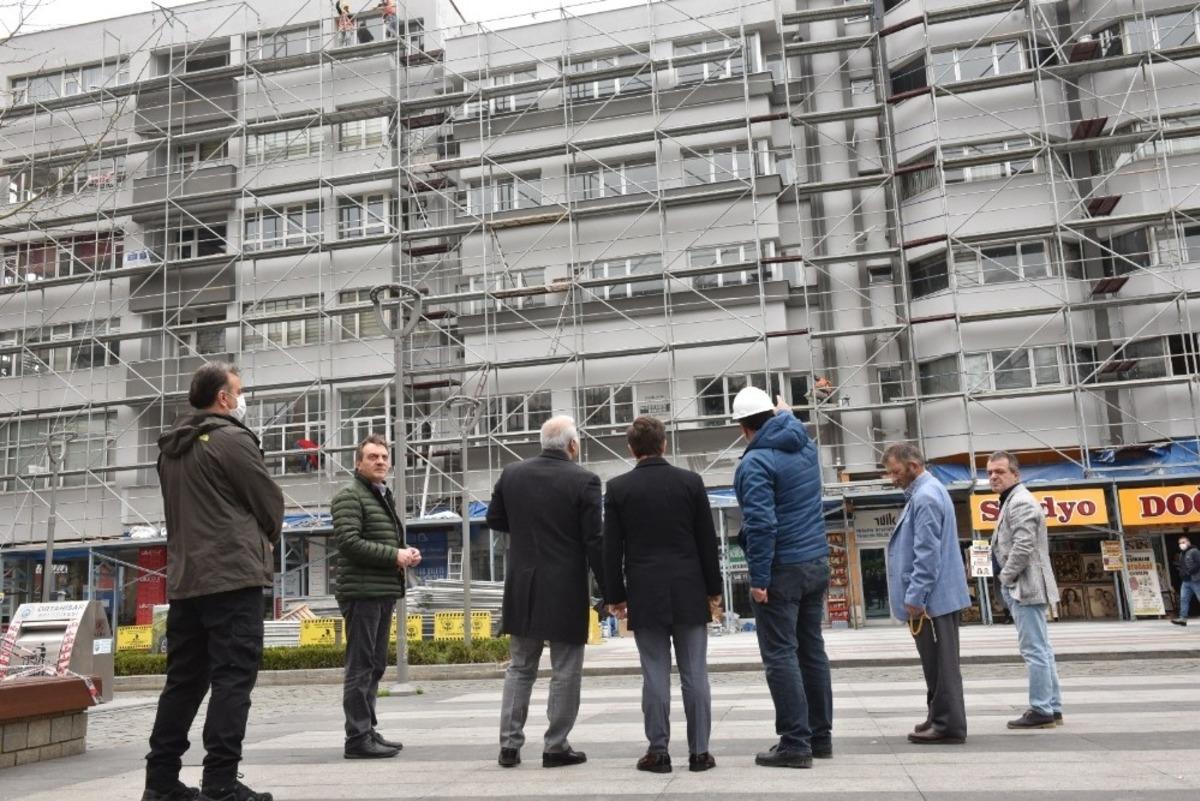 Trabzon&rsquo;un şehir merkezindeki cephe sağlıklaştırma &ccedil;alışmaları s&uuml;r&uuml;yor