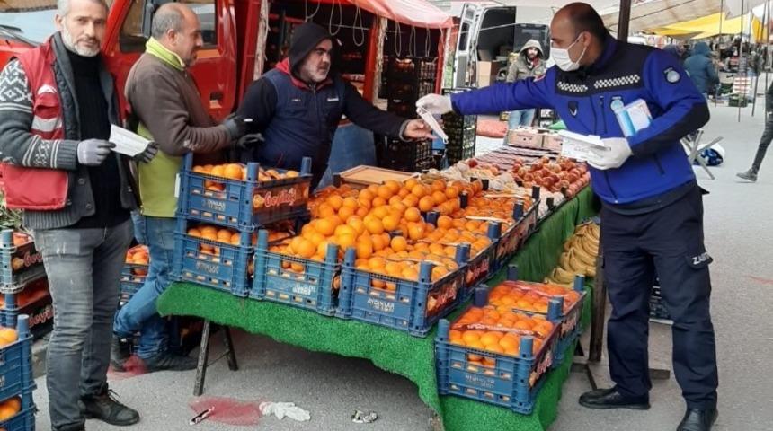 Dilovası&rsquo;nda pazarcı esnafına maske ve eldiven dağıtıldı