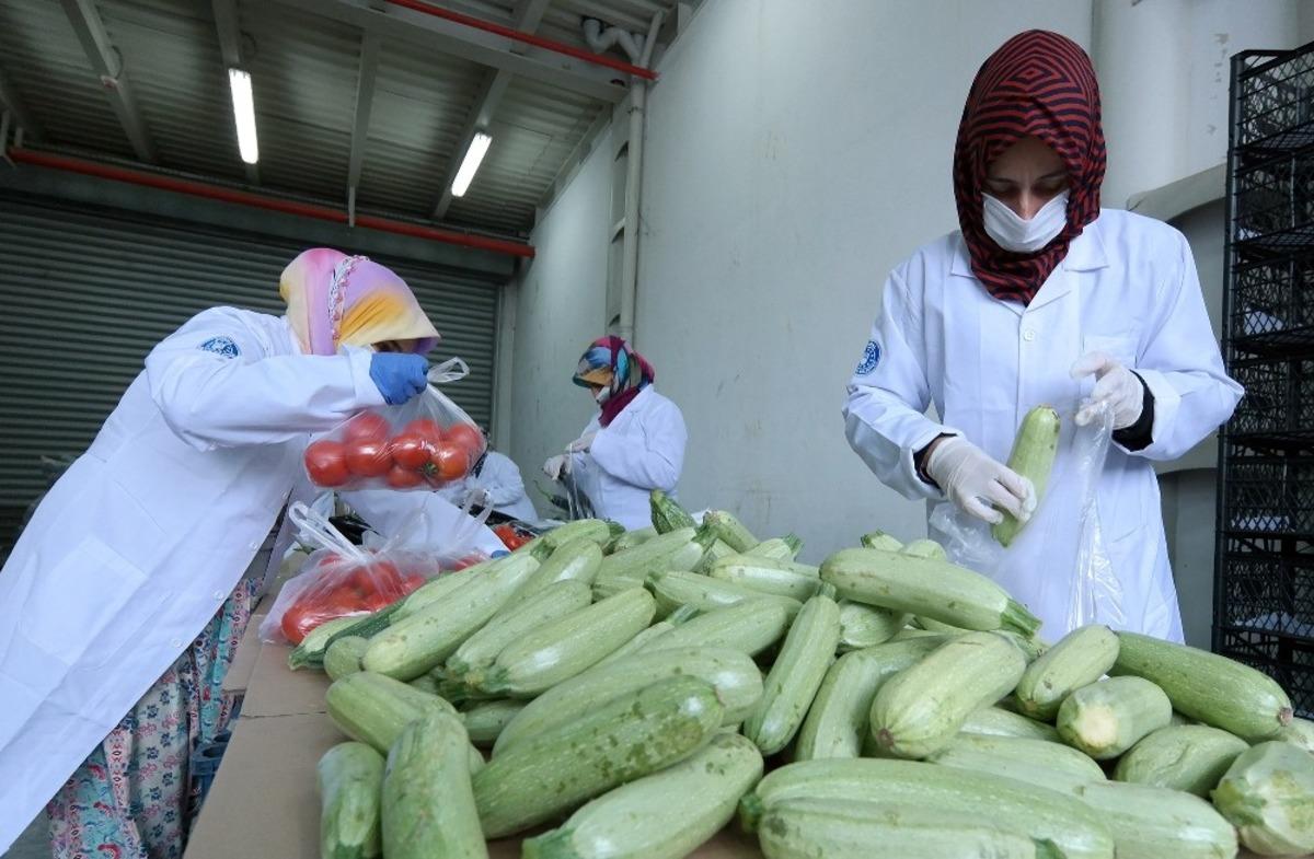 Bursa B&uuml;y&uuml;kşehir Belediyesi sokağa &ccedil;ıkma kısıtlaması olan yaşlıların t&uuml;m ihtiya&ccedil;larını evlerine g&ouml;t&uuml;r&uuml;yor