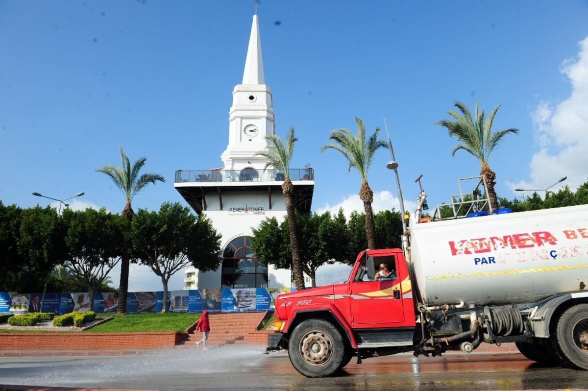 Kemer Belediyesi il&ccedil;eyi araz&ouml;zlerle dezenfekte ediyor