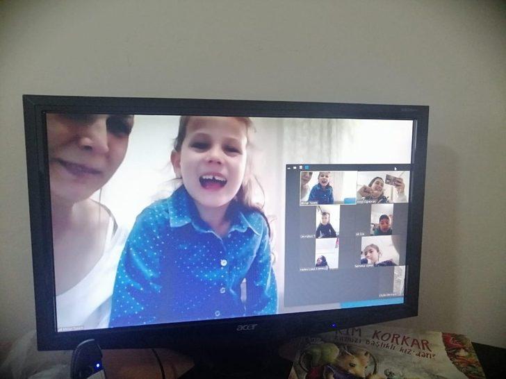 Evlerinden otizme mavi ışık yaktılar G1