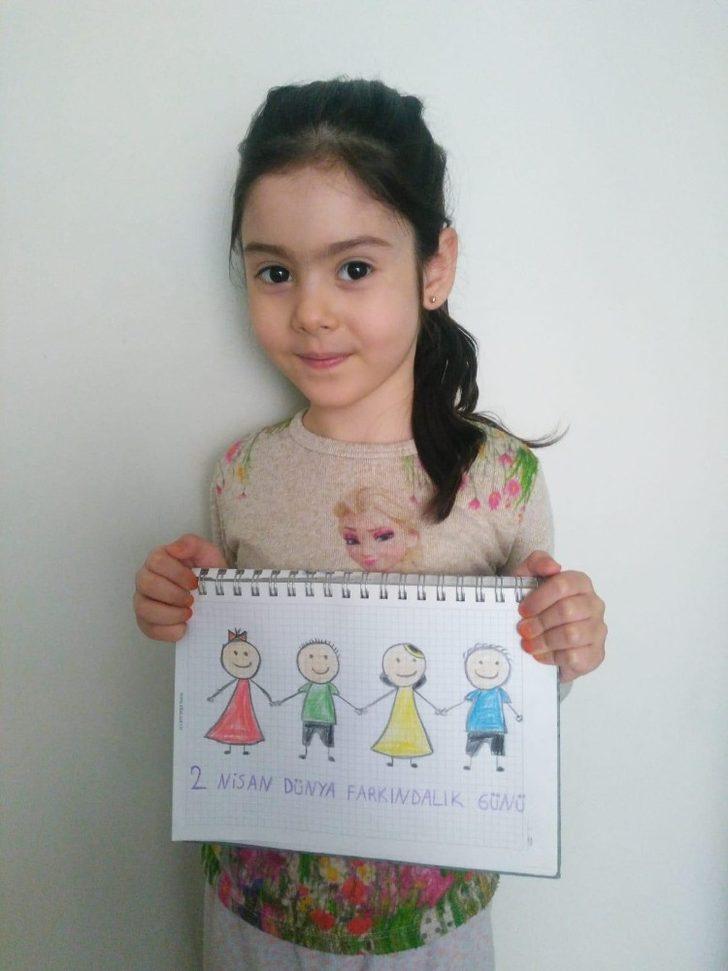 Evlerinden otizme mavi ışık yaktılar G3