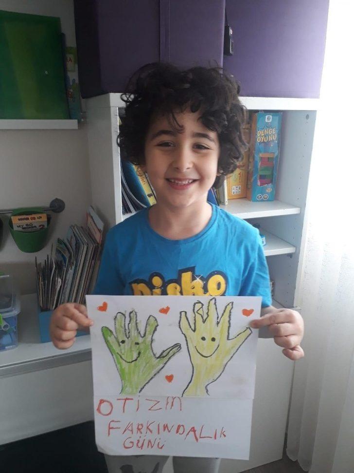 Evlerinden otizme mavi ışık yaktılar G4