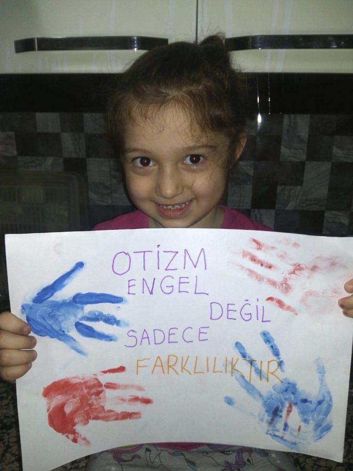 Evlerinden otizme mavi ışık yaktılar G5