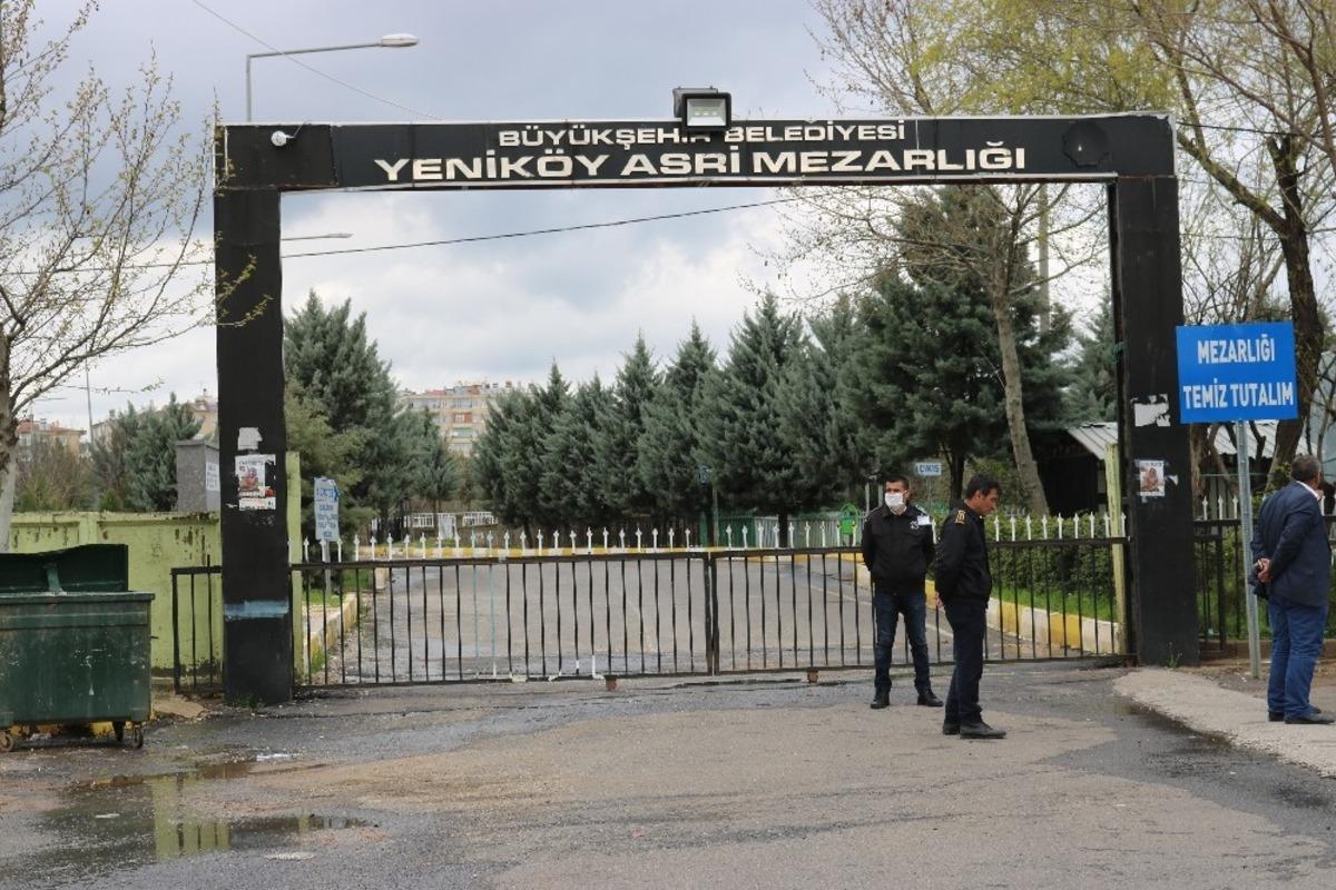 Diyarbakır&rsquo;da vatandaşlar mezarlıkların kapısından d&ouml;nd&uuml;