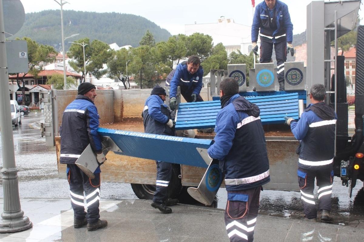 Muğla&rsquo;da oturma bankları kaldırılıyor