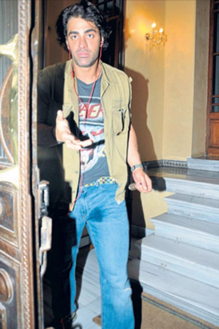 Sarp Levendoğlu apartmana çişini yaptı G2