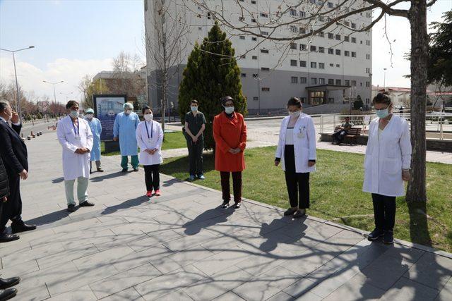 Kayseri'de sağlık çalışanlarından Prof. Dr. Taşcıoğlu için saygı duruşu