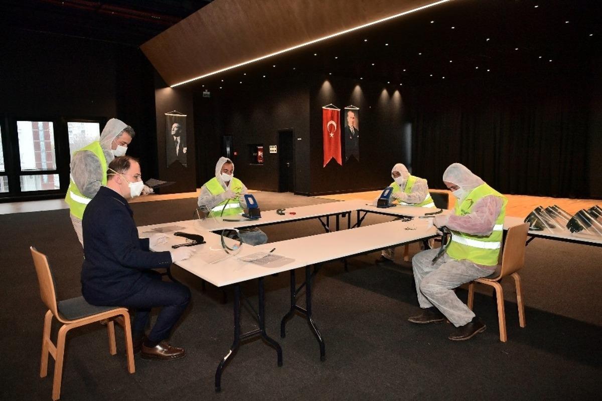 Beylikd&uuml;z&uuml; Belediyesinden sağlık &ccedil;alışanlarına 3 bin adet y&uuml;z koruyucu siperlik