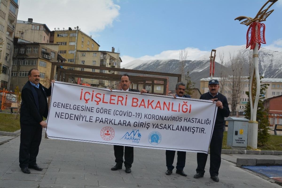 Hakkari&rsquo;deki parklara &lsquo;giriş yasak&rsquo; pankartı asıldı