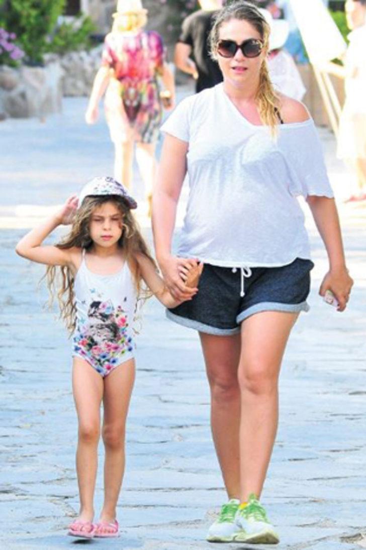 Yeliz Yeşilmen'in karnı burnunda G4