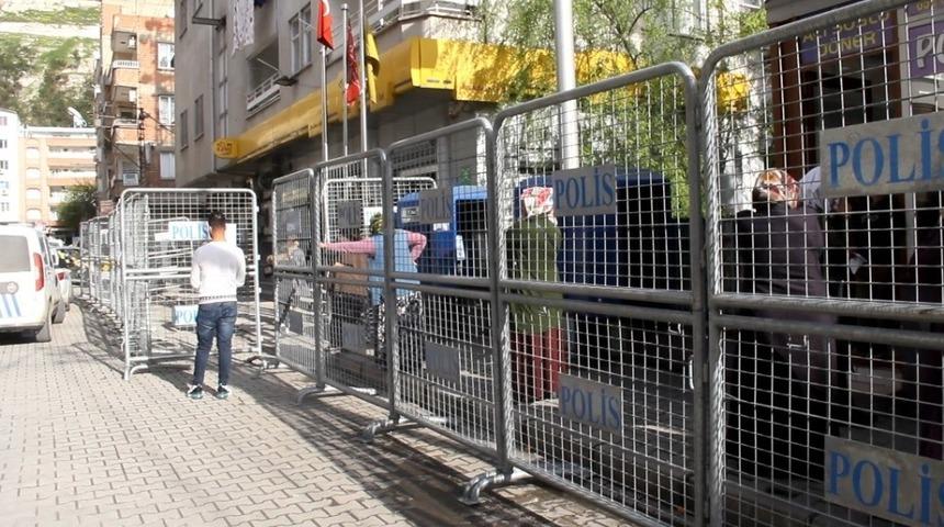 Birecik&rsquo;te polis vatandaşlara yardımcı oluyor