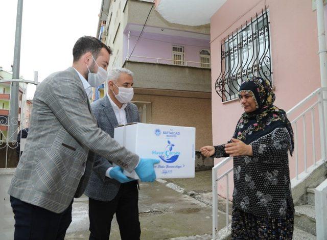 Başkan Güder yaşlıların gönlünü alıyor