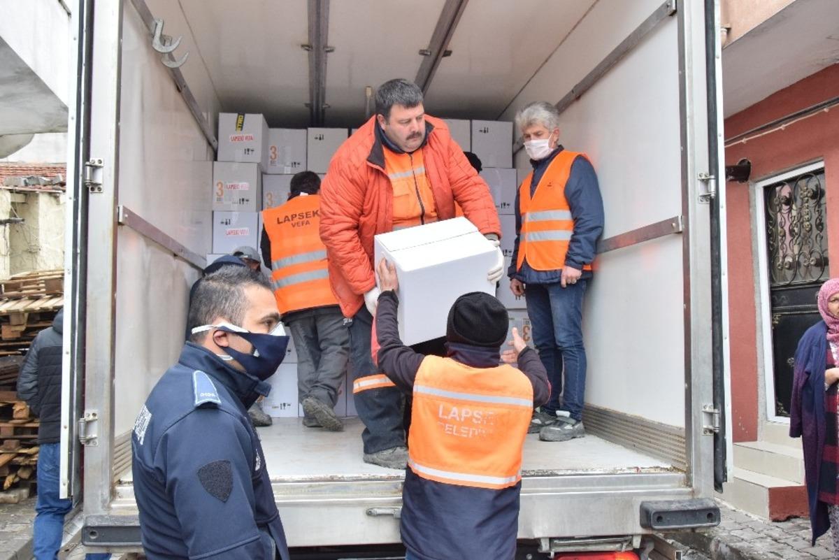 Lapseki&rsquo;de 2 bin aileye yardım kolisi dağıtıldı