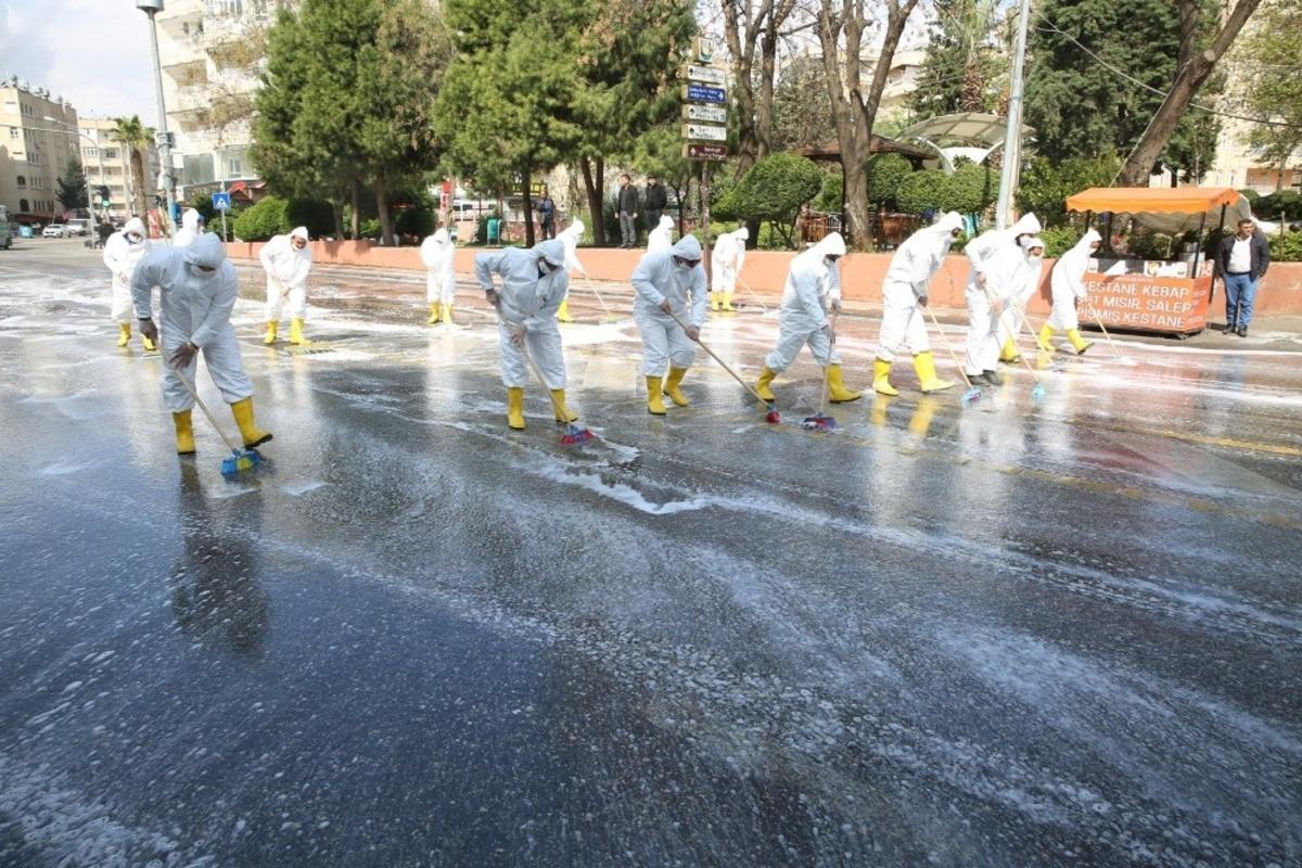 Haliliye&rsquo;de korona vir&uuml;s ile m&uuml;cadele s&uuml;r&uuml;yor