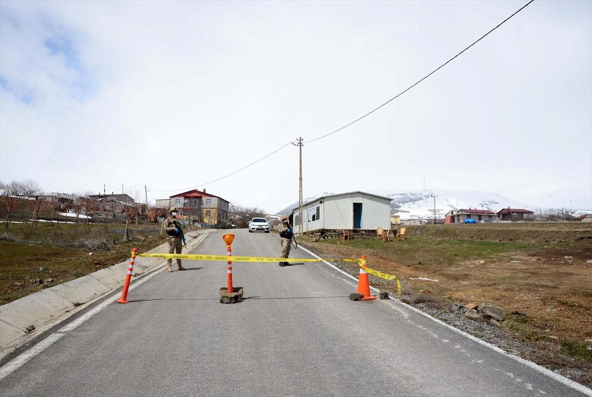 Sağlık &ccedil;alışanları Prof. Dr. Cemil Taş&ccedil;ıoğlu i&ccedil;in saygı duruşunda bulundu