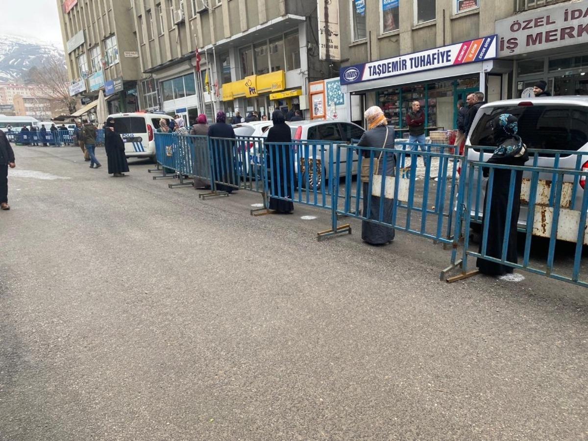 Muş polisinden sosyal mesafeye işaretli &ouml;nlem