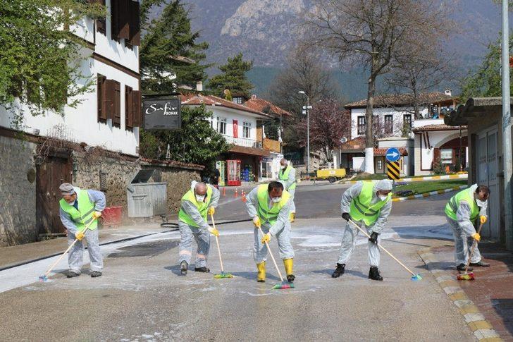 Turistik kenti fırçalarla yıkadılar G1