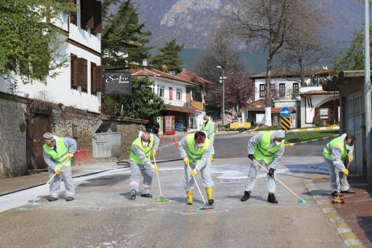 Turistik kenti fır&ccedil;alarla yıkadılar