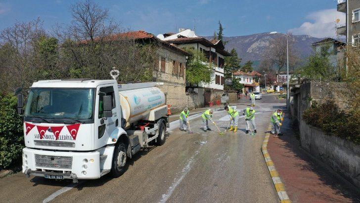 Turistik kenti fırçalarla yıkadılar G2