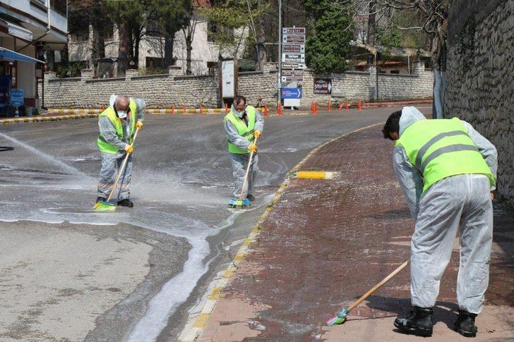 Turistik kenti fırçalarla yıkadılar G4