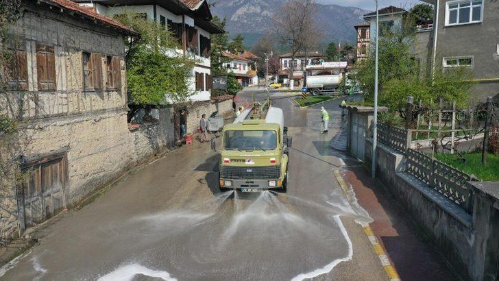 Turistik kenti fırçalarla yıkadılar G5