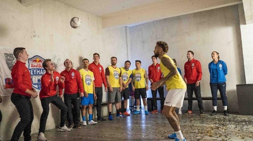 Neymar, yetenek avcılığına devam ediyor