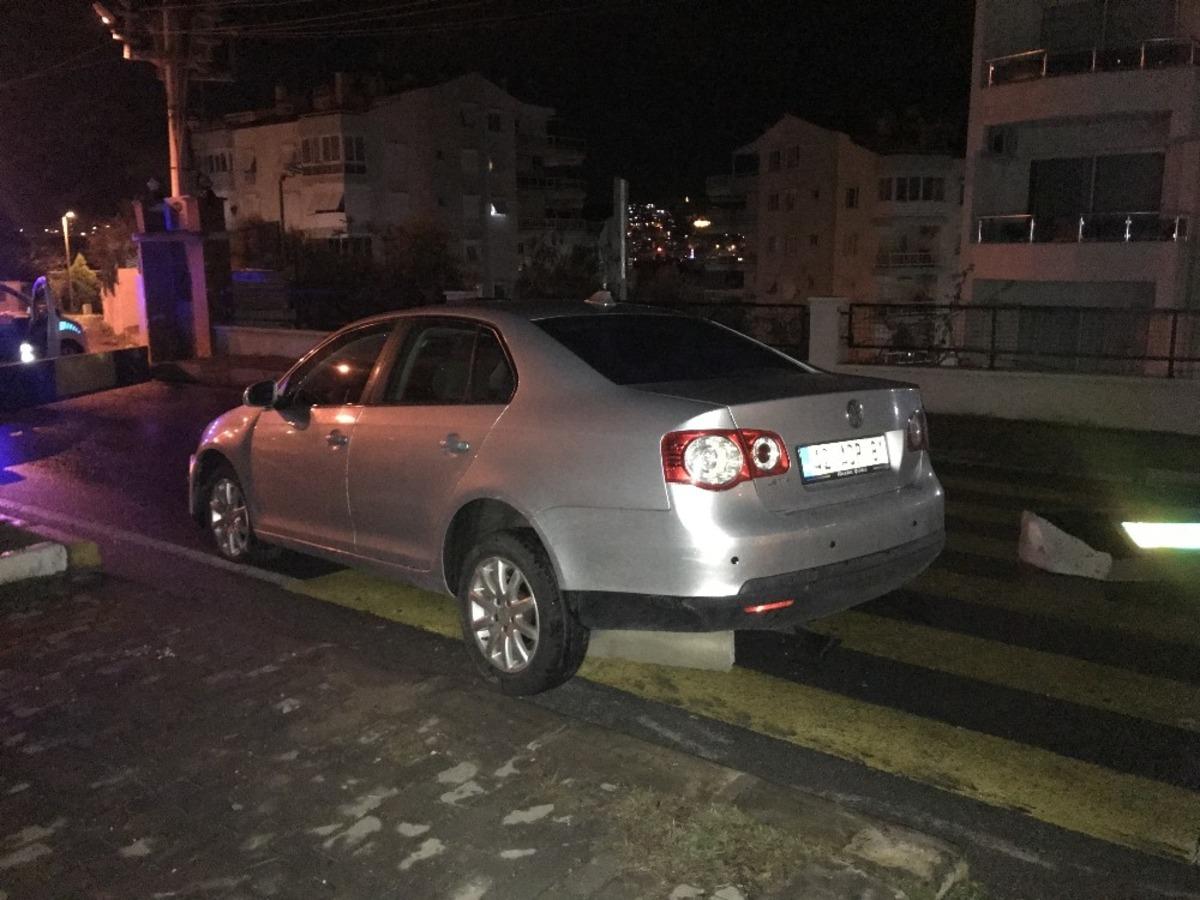 Alkoll&uuml; s&uuml;r&uuml;c&uuml; bariyerleri kırdı, ka&ccedil;amadan yakalandı