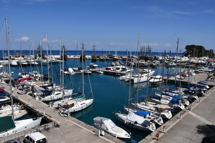 Hollandalı çift, marinadaki yatlarında koronavirüsten korunuyor G5