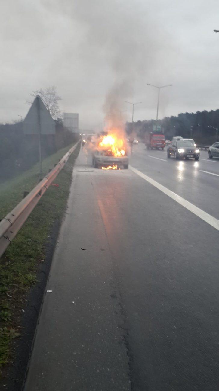 Ümraniye TEM'de otomobil alev alev yandı G1