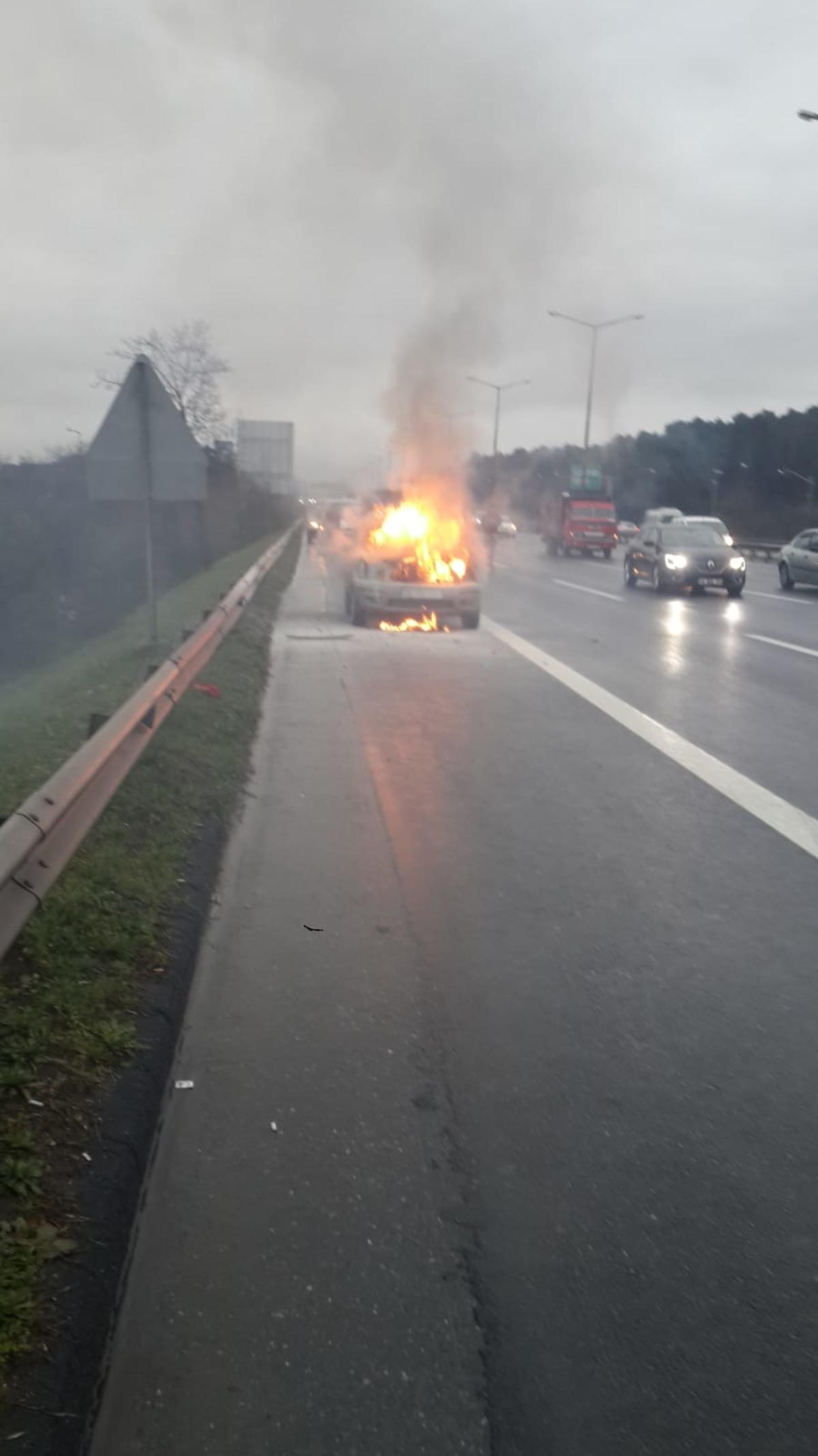 &Uuml;mraniye TEM'de otomobil alev alev yandı