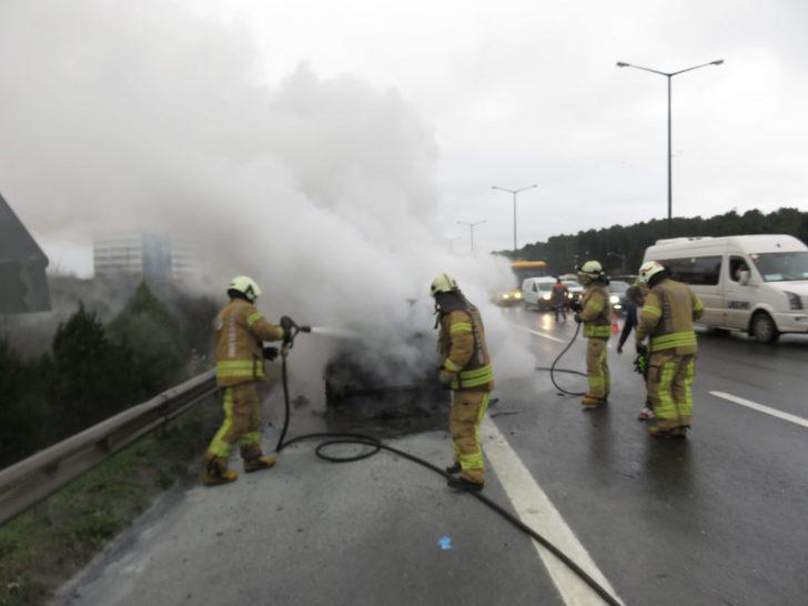 Ümraniye TEM'de otomobil alev alev yandı G2