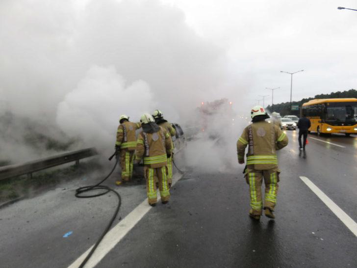 Ümraniye TEM'de otomobil alev alev yandı G3
