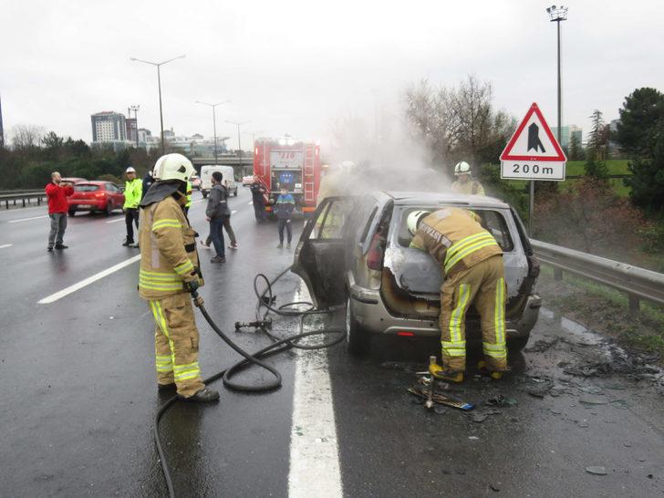 Ümraniye TEM'de otomobil alev alev yandı G5