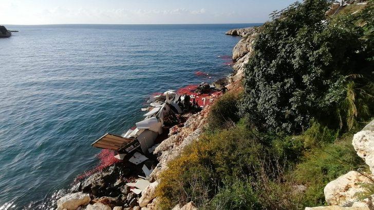 Silifke'de domates yüklü TIR denize uçtu G3