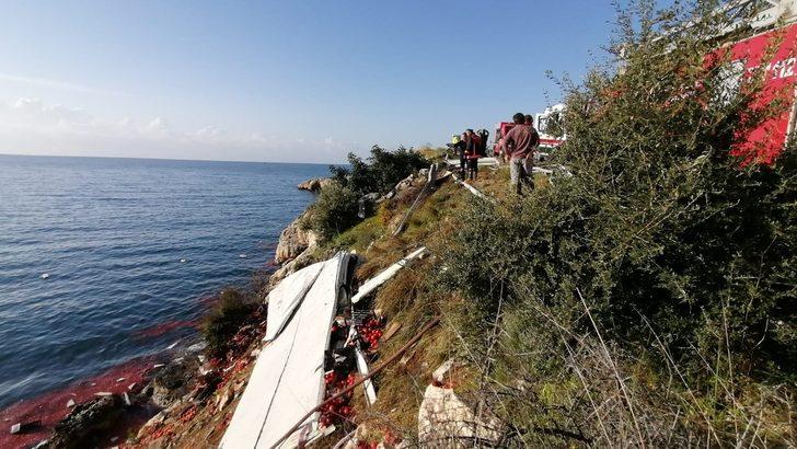 Silifke'de domates yüklü TIR denize uçtu G4