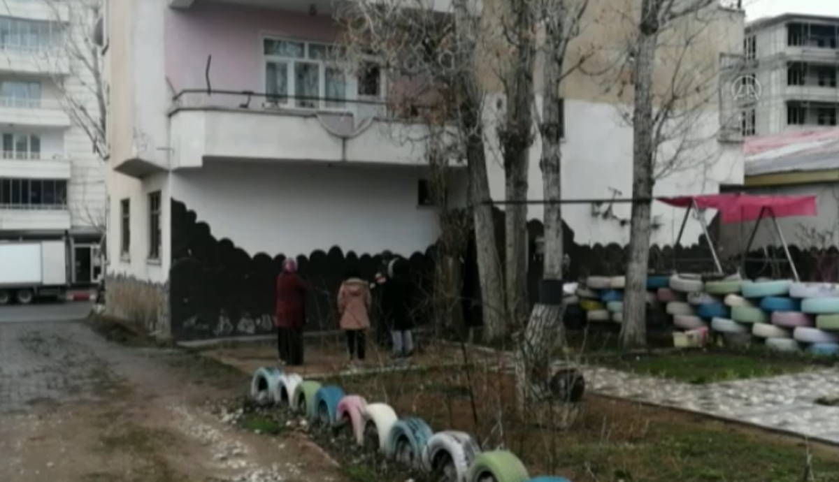 Van'da korkutan anlar! Hemen sokağa &ccedil;ıktılar