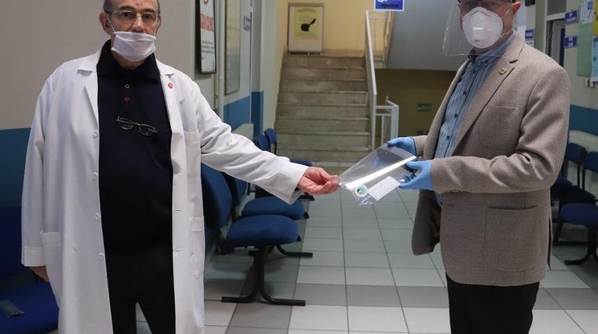 Belediye sağlık çalışanlarına koruyucu siperlik dağıttı