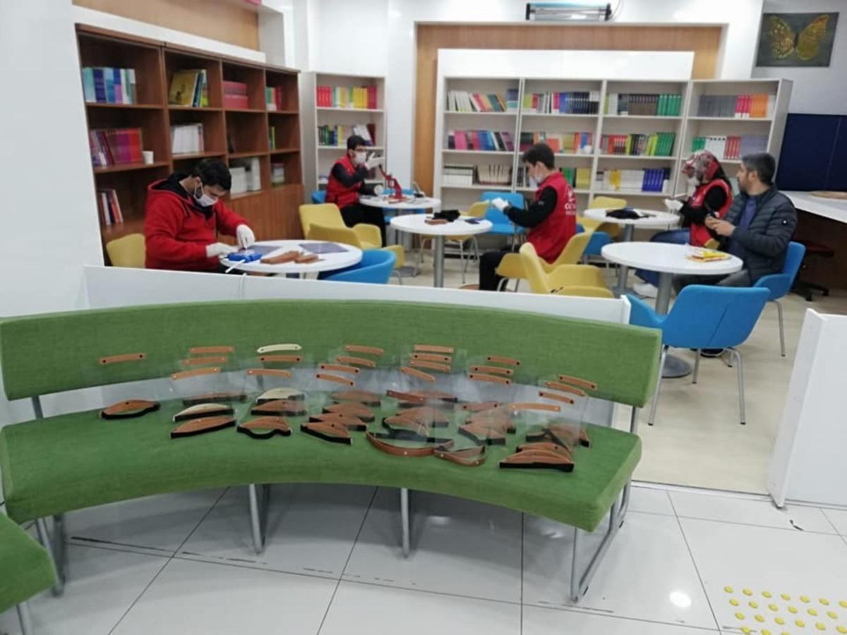 Gen&ccedil;lik merkezlerinde y&uuml;z koruyucu siper &uuml;retiliyor