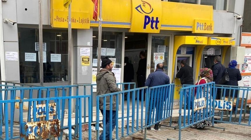 Yoğunluk yaşanan PTT şubeleri kapatılıyor! &Ouml;demeler artık evlerde yapılacak