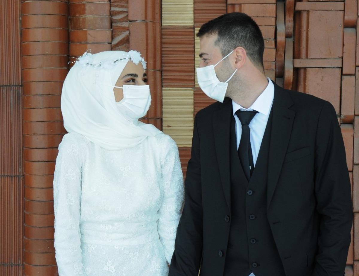 Maskeler y&uuml;zlerindeki mutluluğu gizleyemedi