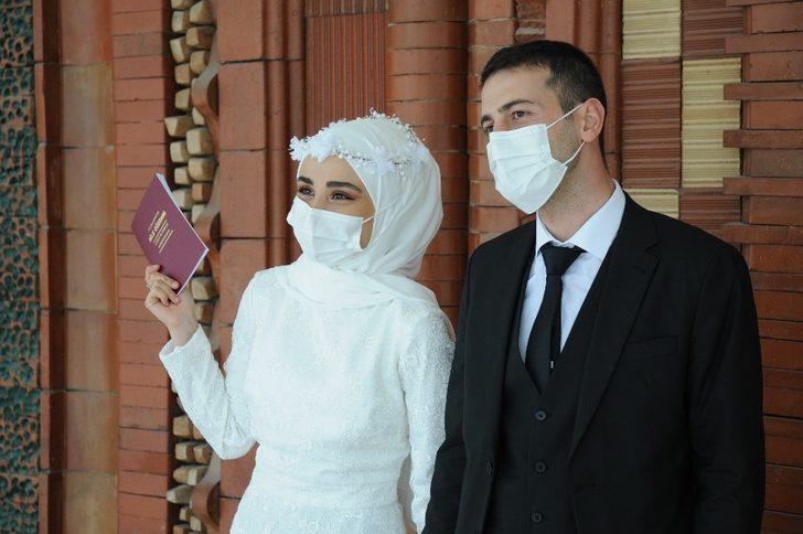 Maskeler yüzlerindeki mutluluğu gizleyemedi G2