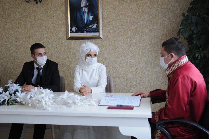 Maskeler yüzlerindeki mutluluğu gizleyemedi G3