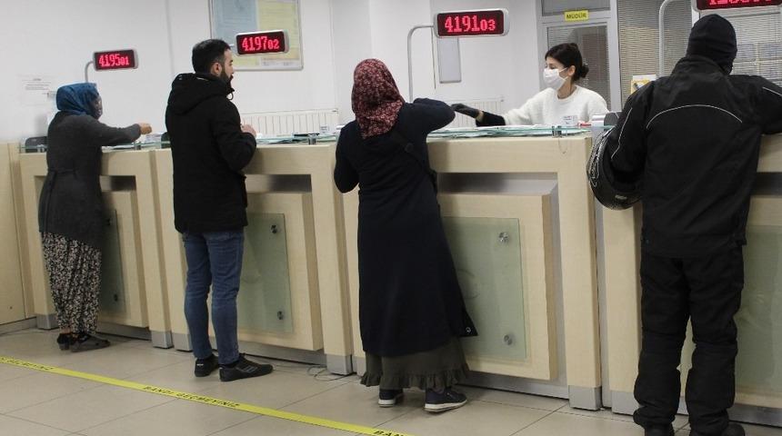 İhtiya&ccedil; sahibi ailelere yapılan 1000 TL&rsquo;lik yardım &ouml;demeleri evlerde yapılacak