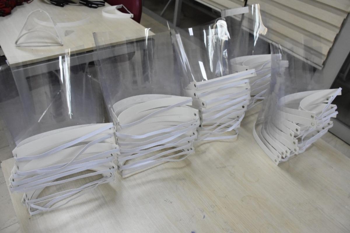 Sağlık&ccedil;ıların siper maskeleri gen&ccedil;lik liderlerinden